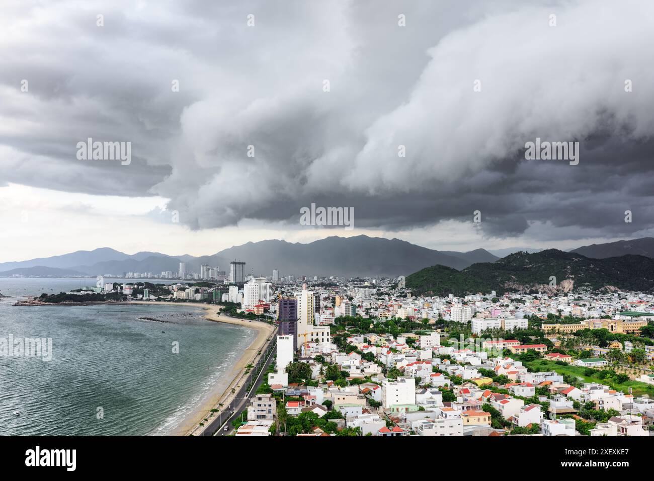 Tempête sur Nha Trang, Vietnam. Nuages spectaculaires se déplaçant vers la mer. Superbe vue aérienne de la ville côtière et de la baie de Nha Trang de la mer de Chine méridionale. Banque D'Images