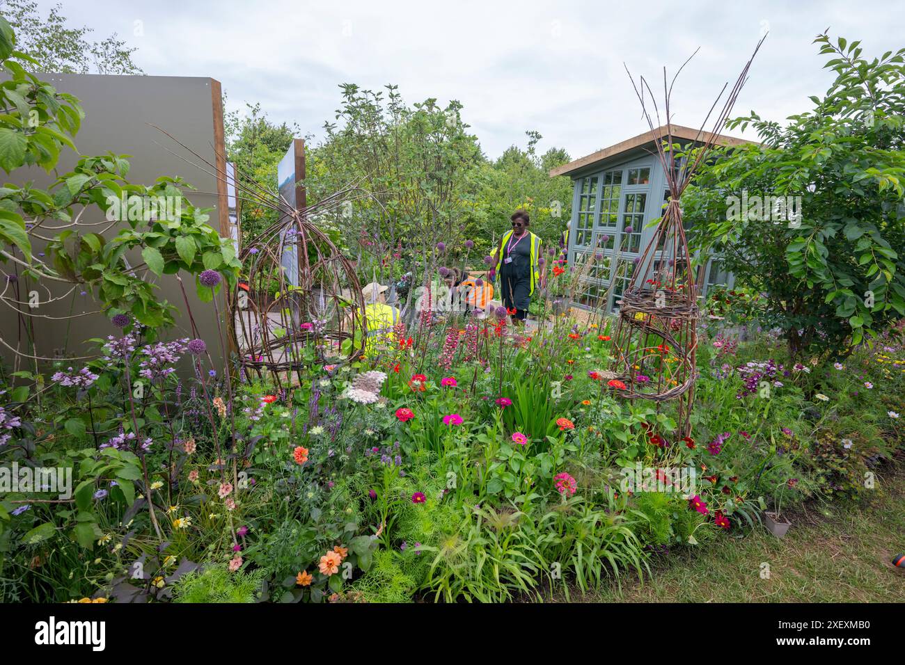 Richmond upon Thames, Londres, Royaume-Uni. Le plus grand salon de fleurs au monde, le RHS Hampton court Palace Garden Festival, ouvre le 2-7 juillet 2024. Les derniers préparatifs pour les exposants ont lieu le jour de construction. Les points forts incluent : Feature Gardens : RHS Peat-Free Garden conçu par Arit Anderson avec une plantation naturaliste imitant une tourbière intacte avant de passer en un jardin domestique reconnaissable, avec des bordures et des lits ombragés et aimant le soleil. Crédit : Malcolm Park/Alamy Live News Banque D'Images