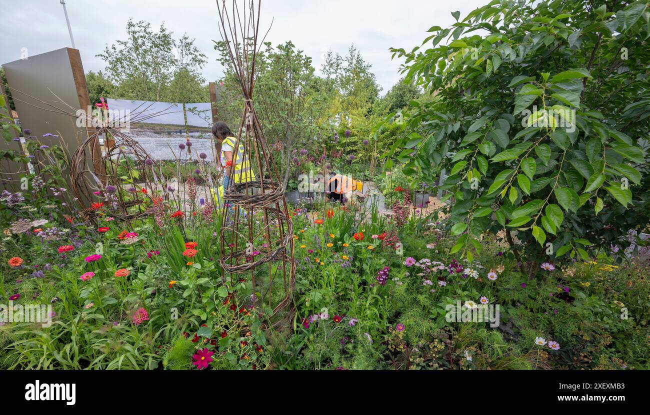 Richmond upon Thames, Londres, Royaume-Uni. Le plus grand salon de fleurs au monde, le RHS Hampton court Palace Garden Festival, ouvre le 2-7 juillet 2024. Les derniers préparatifs pour les exposants ont lieu le jour de construction. Les points forts incluent : Feature Gardens : RHS Peat-Free Garden conçu par Arit Anderson avec une plantation naturaliste imitant une tourbière intacte avant de passer en un jardin domestique reconnaissable, avec des bordures et des lits ombragés et aimant le soleil. Crédit : Malcolm Park/Alamy Live News Banque D'Images