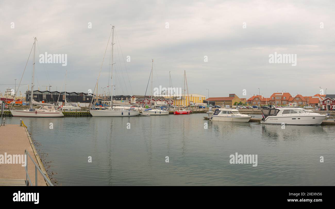 La marina dans le port de Skagen avec voiliers et bateaux à moteur, Danemark, 28 mai 2024 Banque D'Images