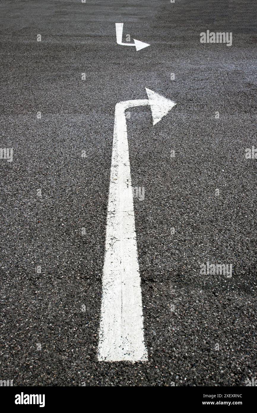 Tournez à droite, les flèches de direction de la circulation sont peintes sur le tarmac Banque D'Images