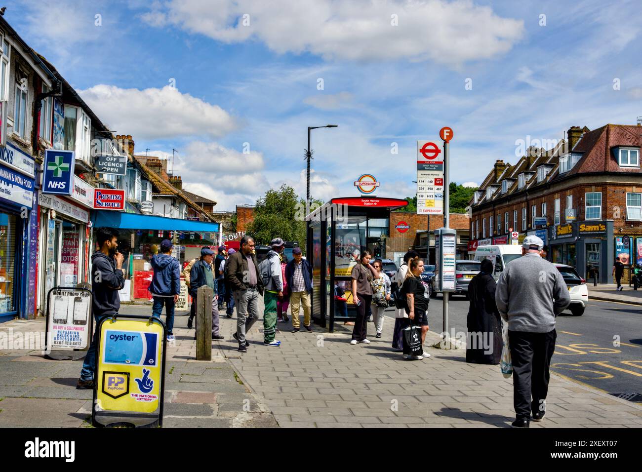 Street Scene Northolt Road, South Harrow, Borough of Harrow, Londres, Angleterre, ROYAUME-UNI Banque D'Images