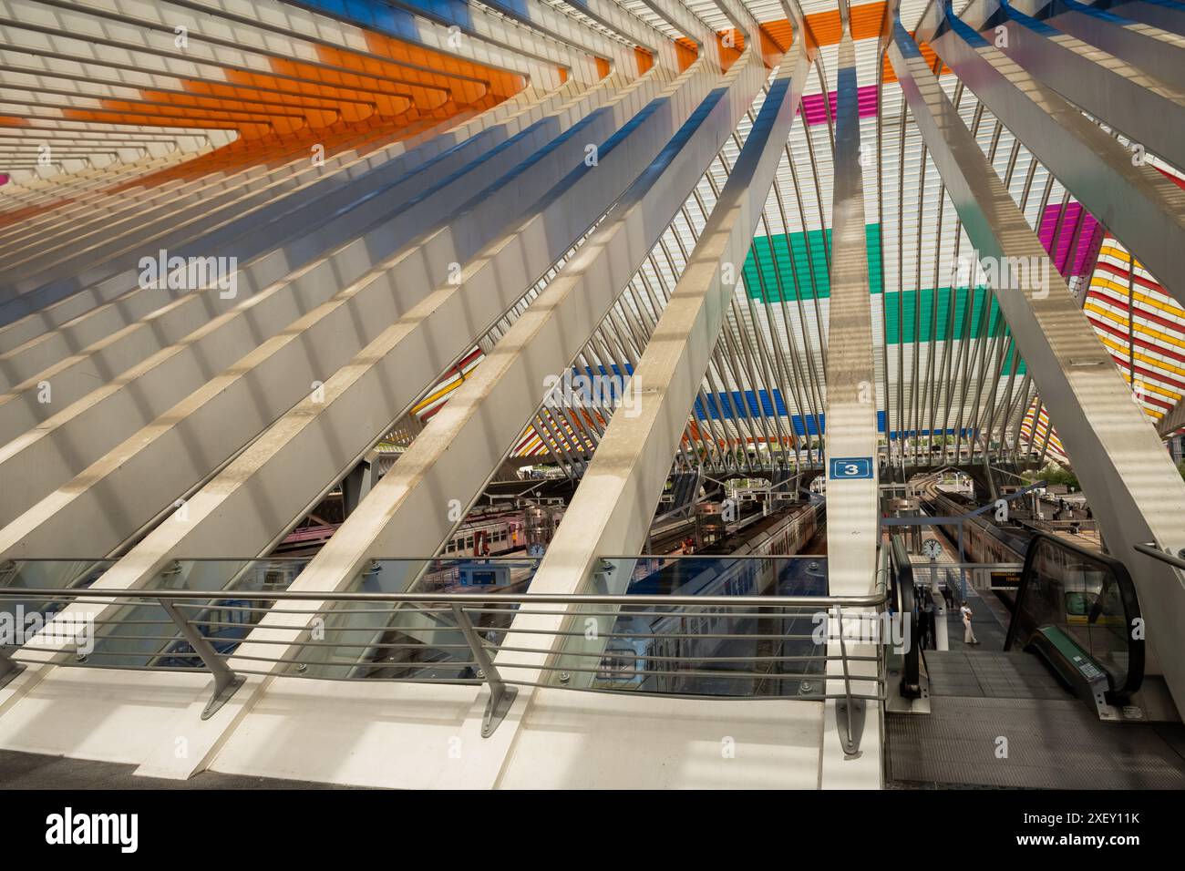 Liège, Belgique 26.06.24 Gare colorée de Guillemins avec des gens marchant pour se rendre au quai le samedi chargé. Transports publics européens Banque D'Images