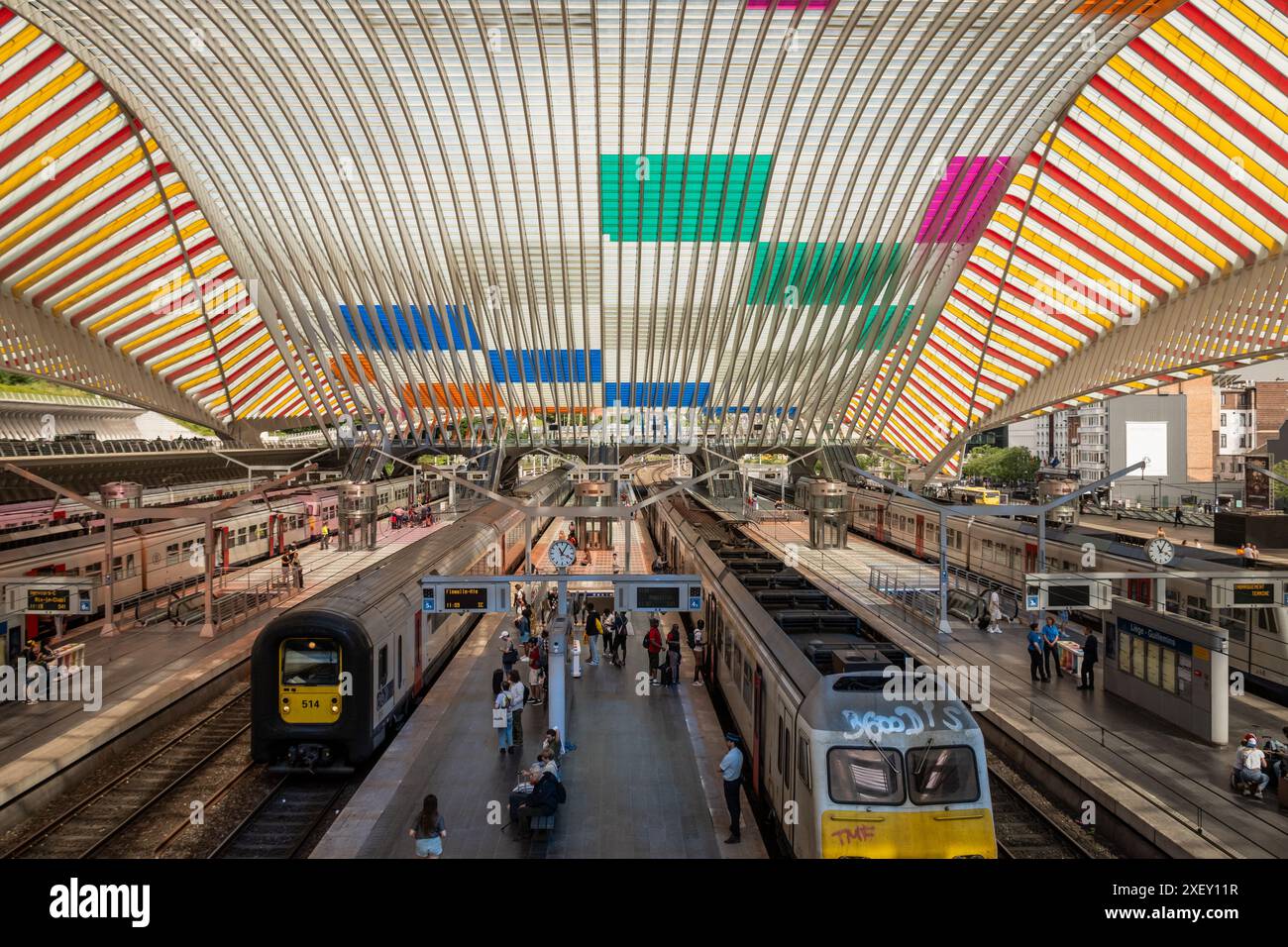 Liège, Belgique 26.06.24 Gare colorée de Guillemins avec des gens marchant pour se rendre au quai le samedi chargé. Transports publics européens Banque D'Images