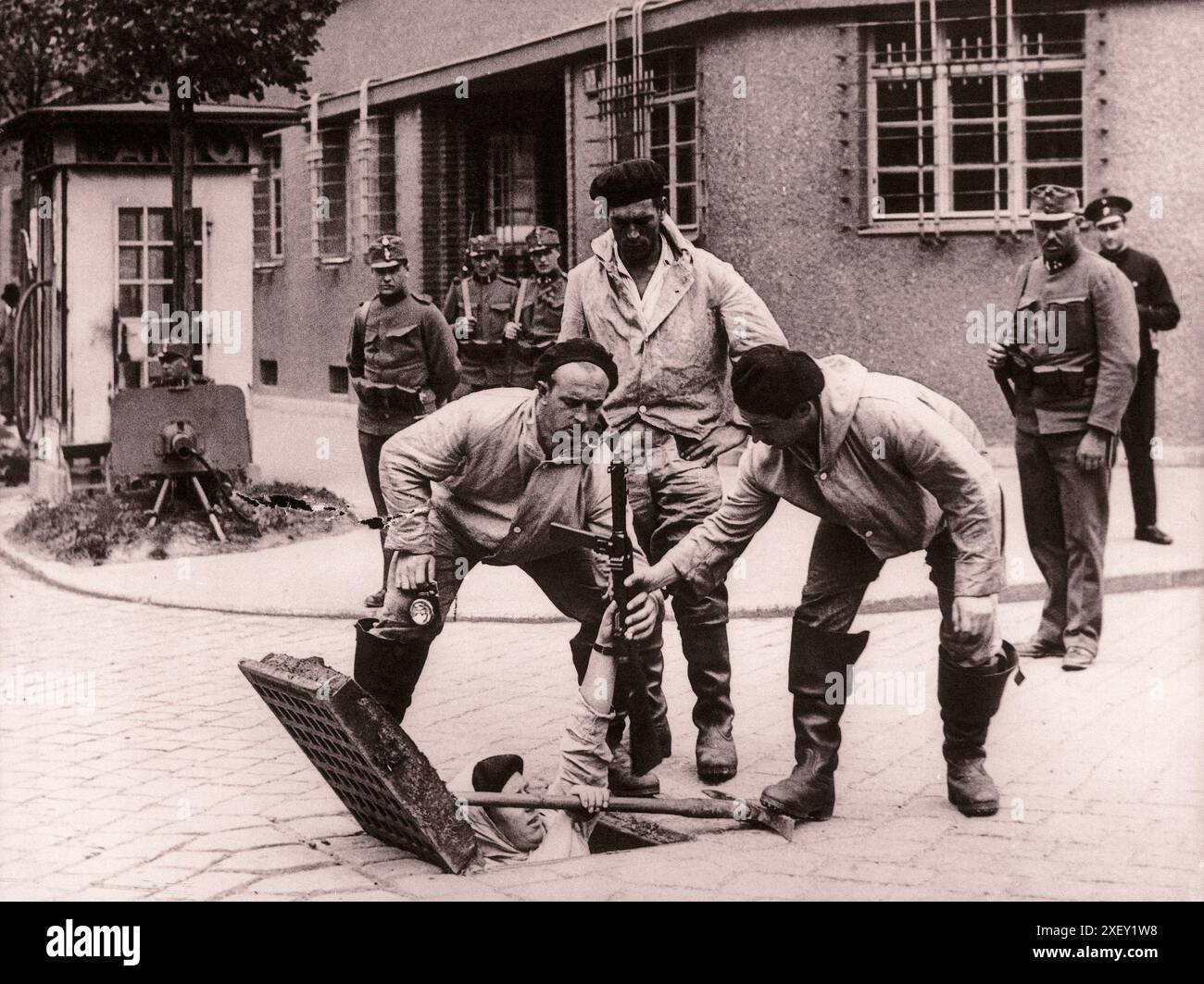 Le putsch nazi à Vienne (putsch de juillet) et l'assassinat du chancelier Engelbert Dollfuss. Autriche, 1934 membres armés de la heimwehr descendent dans les égouts. L'un d'eux tient une pioche et une mitrailleuse Erma EMP-35. Dans le fond à gauche se trouve une mitrailleuse lourde avec un bouclier protecteur. Banque D'Images