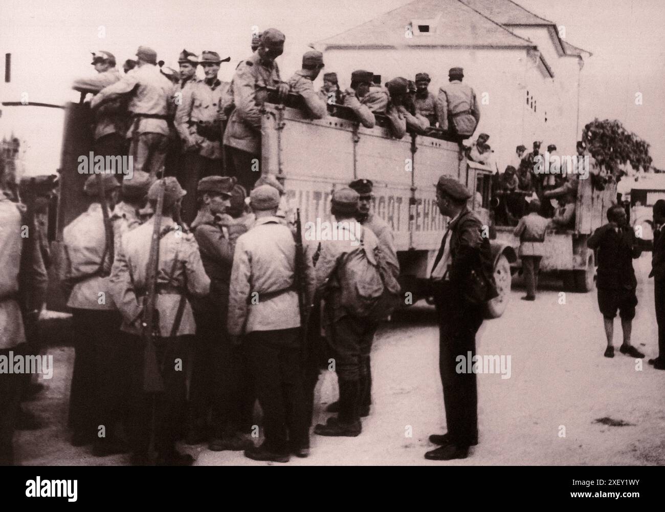 Le putsch nazi à Vienne et l'assassinat du chancelier Engelbert Dollfuss. Autriche, 1934 L'arrivée de nouvelles troupes de heimwehr fidèles au gouvernement. Banque D'Images