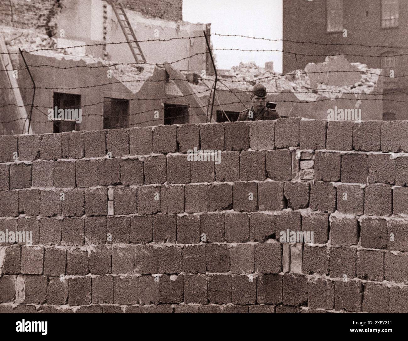 Photo d'époque de la crise de Berlin de 1961 : construction de la garde murale près de Heinrich-Heine-Strasse, octobre 1961 Banque D'Images