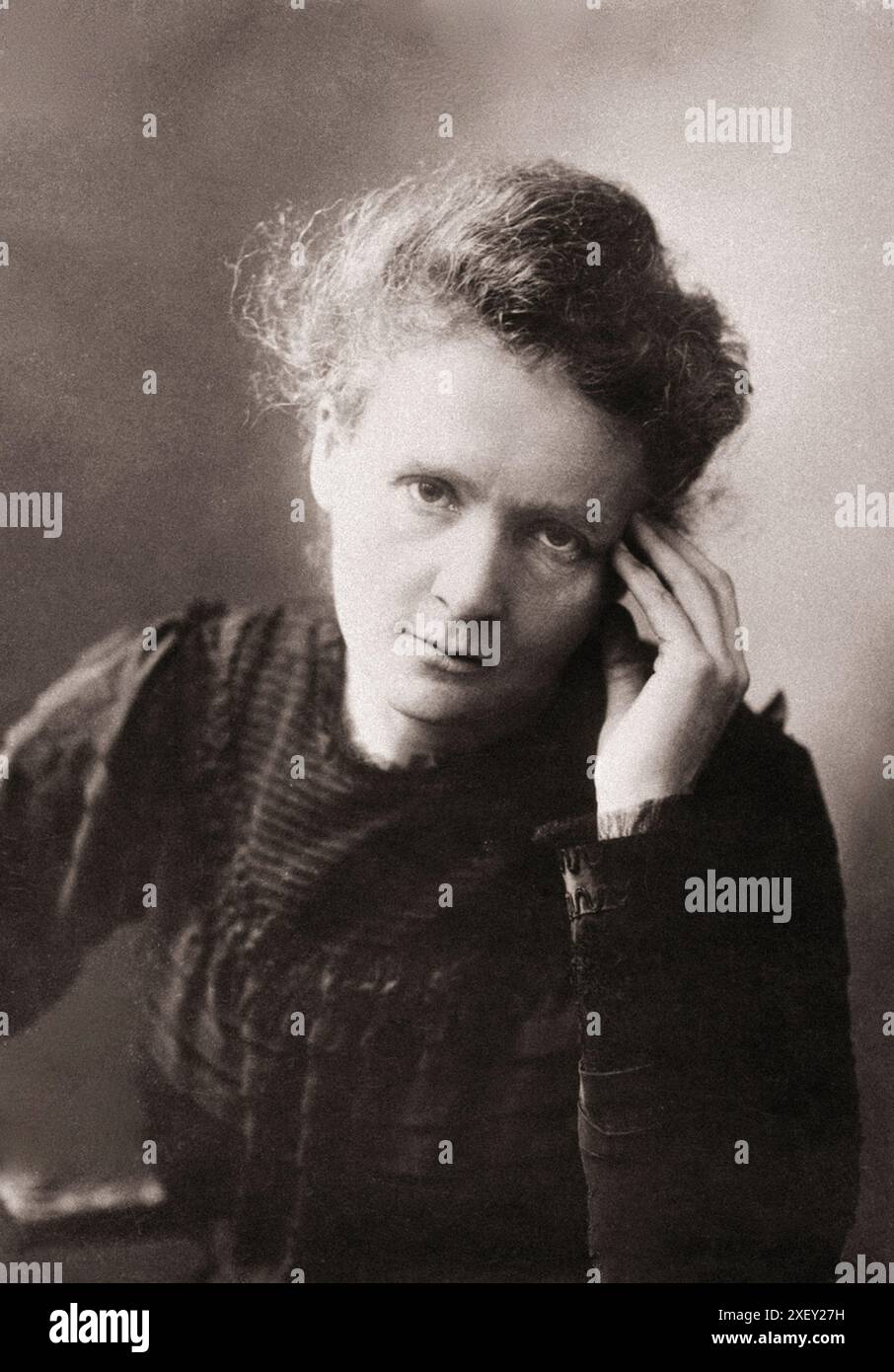 Portrait vintage de Marie Curie. Marie Salomea Skłodowska Curie (née Maria Salomea Skłodowska, 1867–1934) est une physicienne et chimiste polonaise et naturalisée française qui a mené des recherches pionnières sur la radioactivité. Elle a été la première femme à remporter un prix Nobel, la première personne et la seule femme à remporter le prix Nobel deux fois, et la seule personne à remporter le prix Nobel dans deux domaines scientifiques. Son mari, Pierre Curie, a été co-lauréat de son premier prix Nobel, faisant d'eux le premier couple marié à remporter le prix Nobel et lançant l'héritage familial Curie de cinq prix Nobel. Elle l'était Banque D'Images