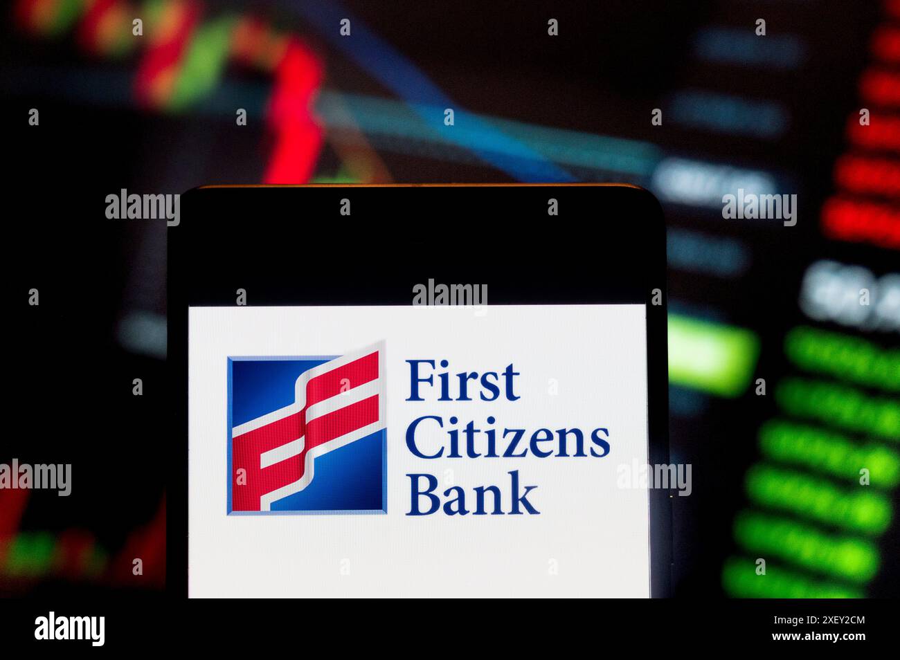 Chine. 23 juin 2024. Dans cette illustration photo, la holding bancaire américaine First Citizens Bank (NASDAQ : FCNCA), logo vu affiché sur un smartphone avec un graphique de l'indice boursier économique en arrière-plan. Crédit : SOPA images Limited/Alamy Live News Banque D'Images
