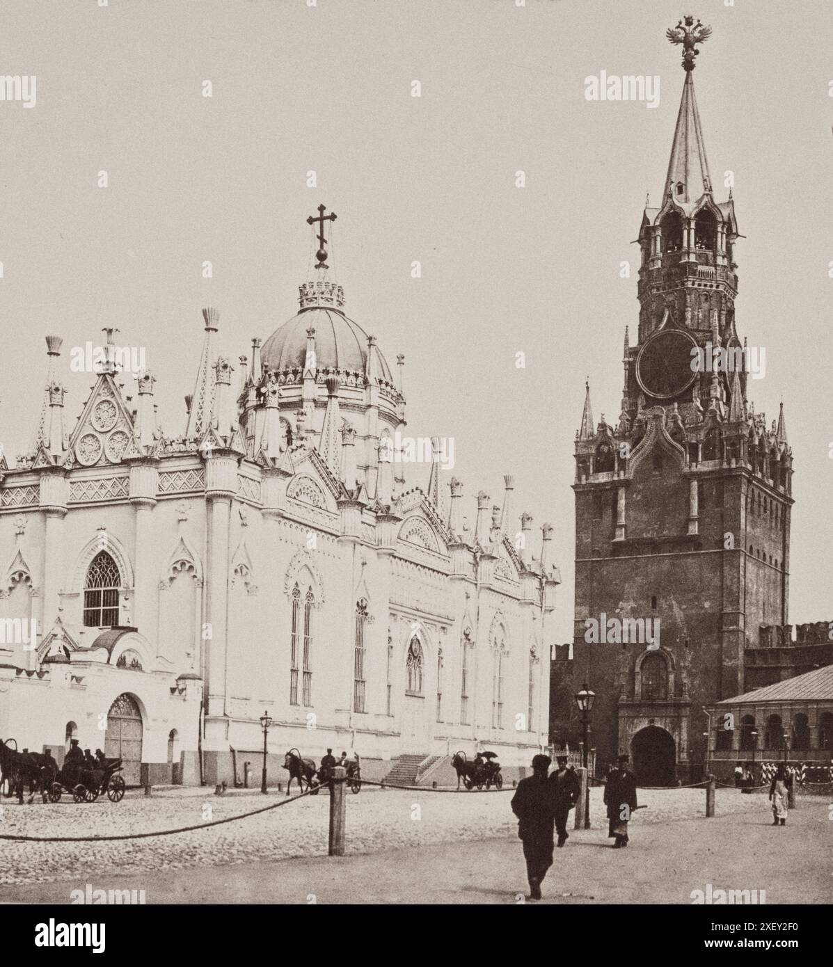 Photo vintage du couvent de l'Ascension (couvent Starodevichy) et de la porte Spassky. Empire russe. Le couvent de l'Ascension des années 1900, connu sous le nom de couvent Starodevichy ou couvent des vieilles demoiselles jusqu'en 1817, était un couvent orthodoxe du Kremlin de Moscou qui contenait les sépultures des grandes princesses, tsarinas et autres dames nobles de la cour royale moscovite. La tour Spasskaya, traduite par « Tour du Sauveur », est la tour principale sur le mur oriental du Kremlin de Moscou qui surplombe la place Rouge. Banque D'Images