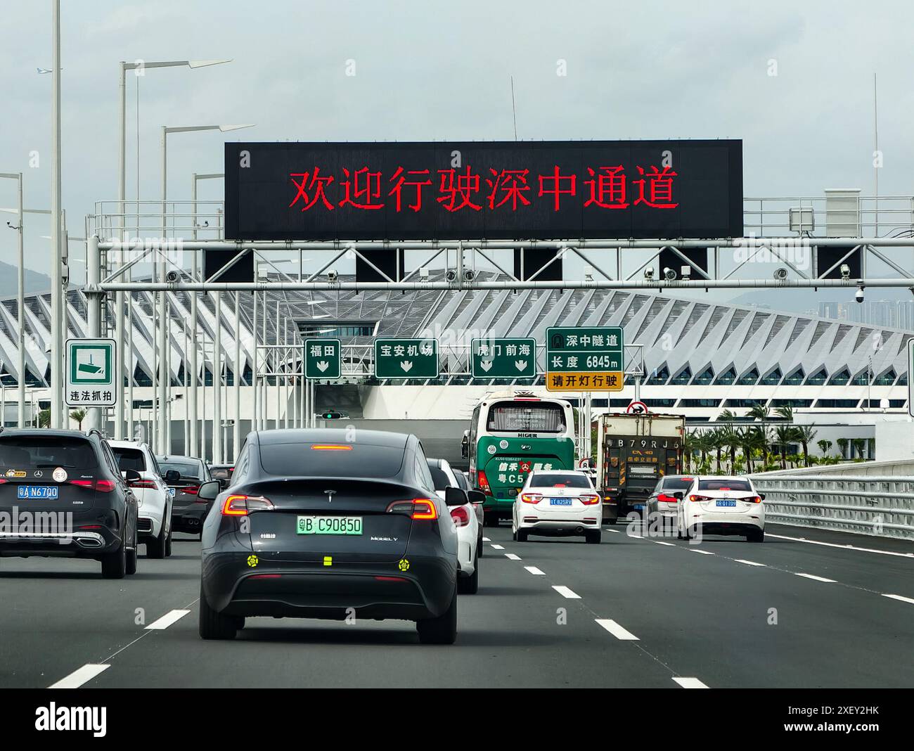 (240630) -- SHENZHEN, 30 juin 2024 (Xinhua) -- des véhicules circulent dans la partie ouest de l'île artificielle de la liaison Shenzhen-Zhongshan dans la province du Guangdong, dans le sud de la Chine, 30 juin 2024. La liaison Shenzhen-Zhongshan, un méga passage maritime dans le sud de la Chine qui comprend deux ponts, deux îles artificielles et un tunnel sous-marin, a ouvert à la circulation à 15 heures dimanche. S'étendant sur 24 km, la liaison réduit considérablement le temps de trajet entre la ville de Zhongshan et le centre technologique de Shenzhen, situé sur les côtés opposés de l'estuaire de la rivière des perles dans la province du Guangdong, réduisant ainsi la durée du trajet Banque D'Images