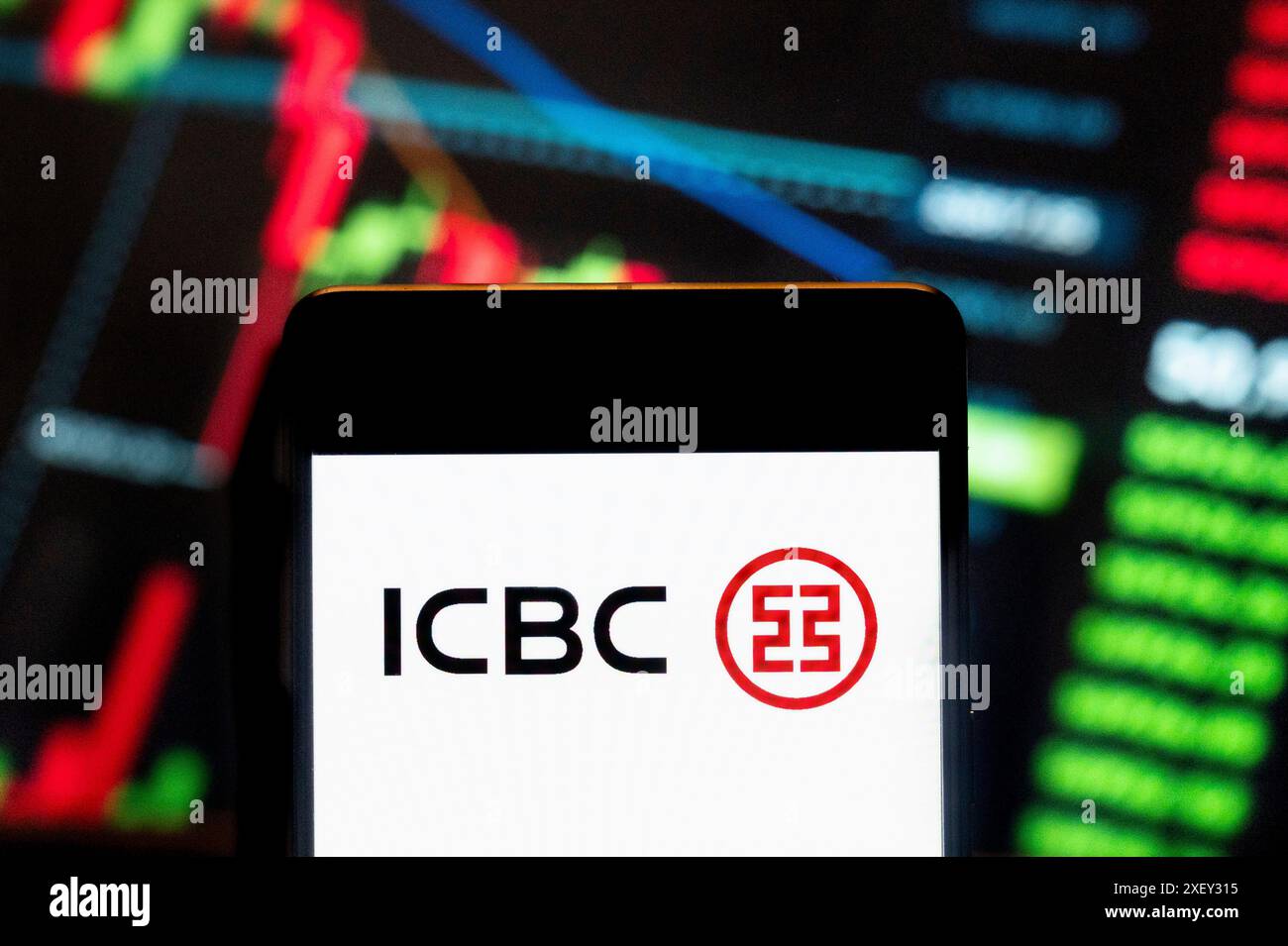 Chine. 21 juin 2024. Dans cette illustration photo, la société bancaire multinationale chinoise et la plus grande banque au monde, logo de la Banque industrielle et commerciale de Chine (ICBC) vu affiché sur un smartphone avec un graphique de l'indice boursier économique en arrière-plan. (Photo de Budrul Chukrut/SOPA images/SIPA USA) *** strictement à des fins éditoriales *** crédit : SIPA USA/Alamy Live News Banque D'Images