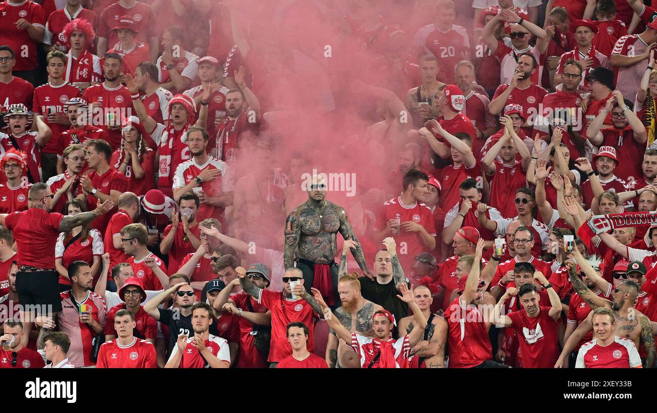 Fans Daenemark Dortmund, 29.06.2024, Fussball, UEFA EURO 2024 in Deutschland, Achtelfinale, Deutschland - Daenemark/PRESSINPHOTO crédit : PRESSINPHOTO SPORT AGENCY/Alamy Live News Banque D'Images