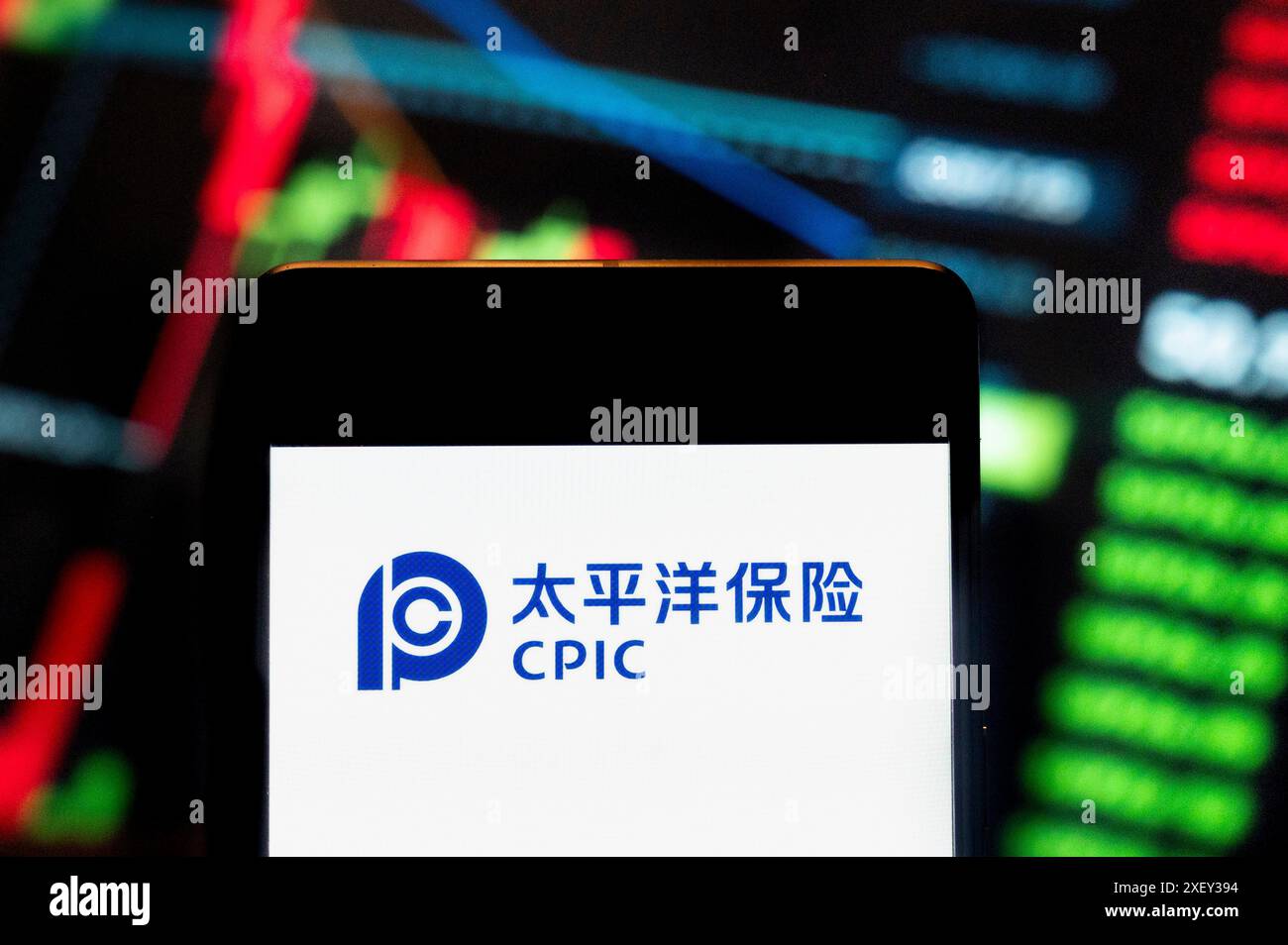 Chine. 21 juin 2024. Dans cette illustration photo, le logo de la compagnie d'assurance chinoise China Pacific Insurance (CPIC) est affiché sur un smartphone avec un graphique de l'indice boursier économique en arrière-plan. (Photo de Budrul Chukrut/SOPA images/SIPA USA) *** strictement à des fins éditoriales *** crédit : SIPA USA/Alamy Live News Banque D'Images