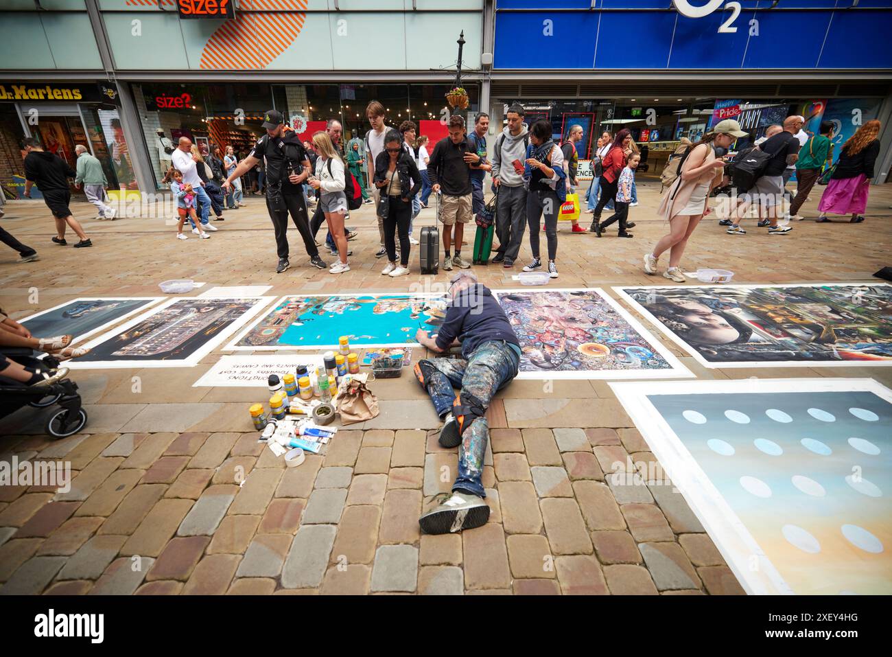 Artiste du centre-ville de Manchester travaillant sur Market Street Busking for Money Banque D'Images