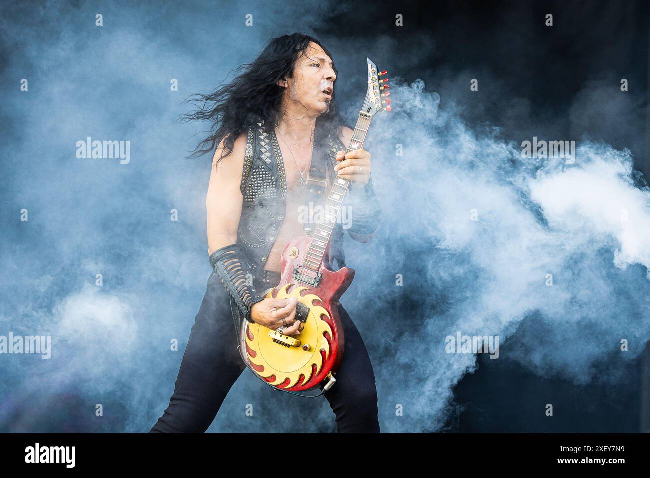 Douglas Blair de W.A.S.P. jouant en direct le 27 juin 2024 Banque D'Images