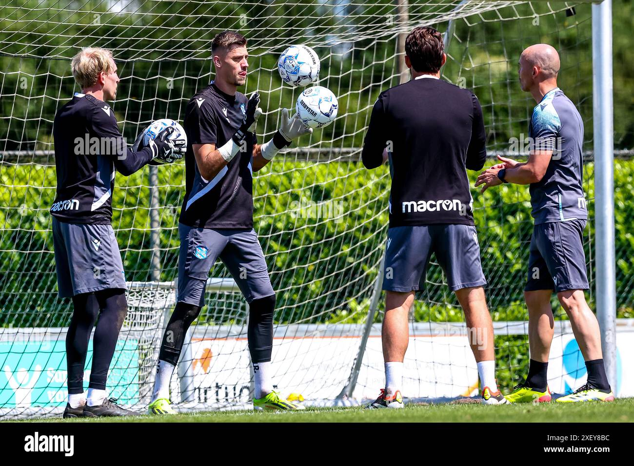 Heerenveen, pays-Bas. 29 juin 2024. HEERENVEEN, PAYS-BAS - JUIN 29 : le gardien Jan Bekkema de SC Heerenveen, le gardien Andries Noppert de SC Heerenveen, le gardien Mickey van der Hart de SC Heerenveen, le gardien entraîneur Harmen Kuperus de SC Heerenveen en action lors de la première formation de SC Heerenveen au Sportpark Skoatterwâld le 29 juin 2024 à Heerenveen, pays-Bas. (Photo de Pieter van der Woude/Orange Pictures) crédit : Orange pics BV/Alamy Live News Banque D'Images