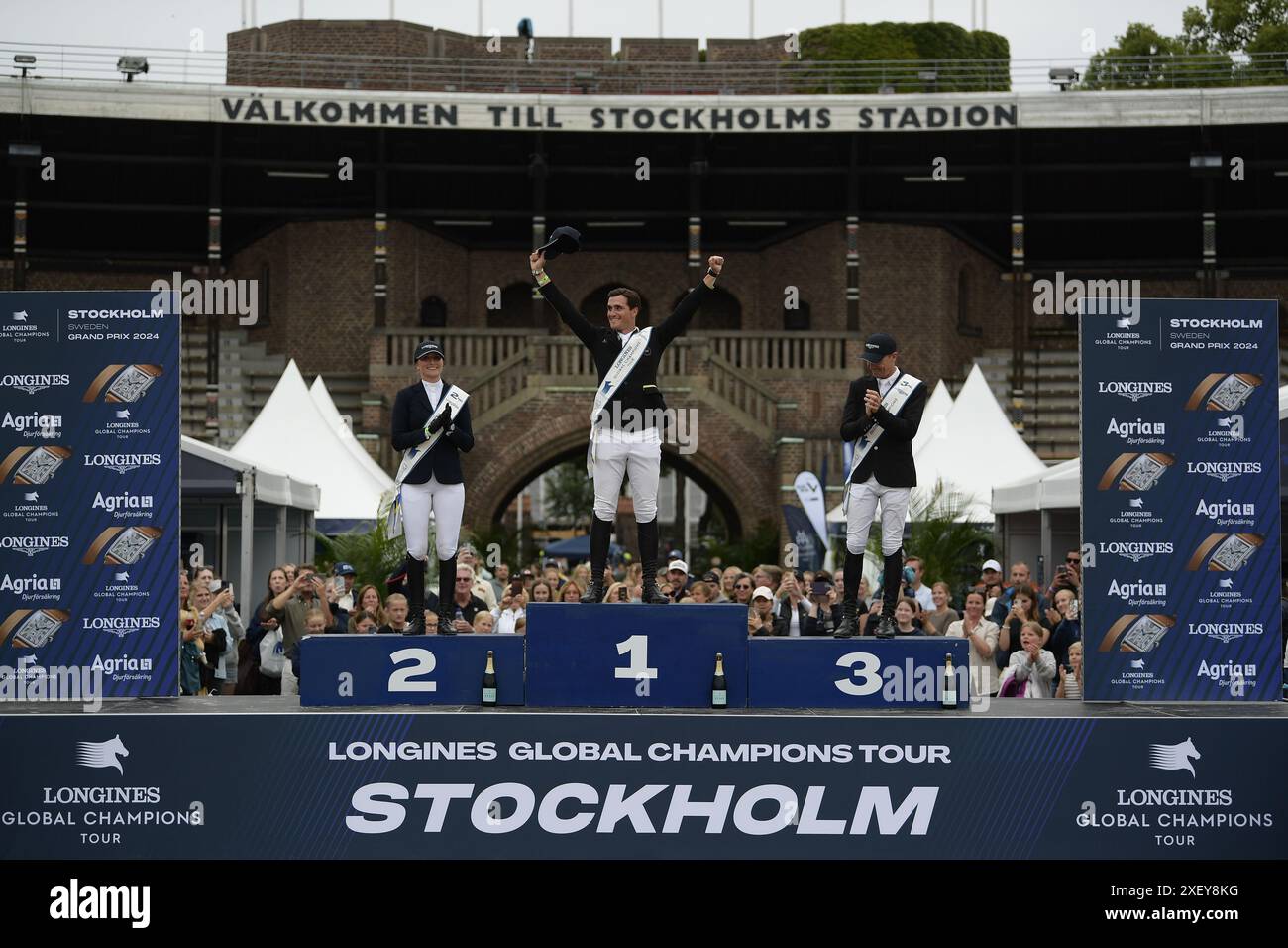 Stockholm, Suède. 30 juin 2024. STOCKHOLM, SUÈDE 20240630SUÉDOIS a placé Wilma Hellstrom (l) de Suède, le vainqueur Olivier Philippaerts (C) de Belgique et troisième Jérôme Guery de Belgique Celebrate sur le podium après le Grand Prix du Longines Global Champions Tour au stade de Stockholm, à Stockholm, Suède, le 30 juin 2024. Photo : Oscar Olsson/TT/Code 12046 crédit : TT News Agency/Alamy Live News Banque D'Images