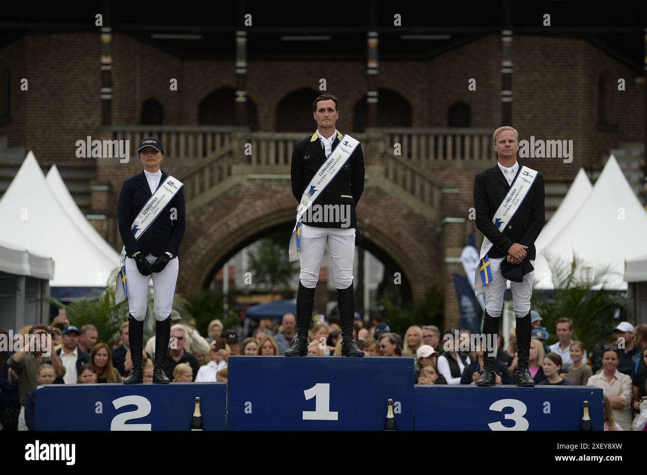 Stockholm, Suède. 30 juin 2024. STOCKHOLM, SUÈDE 20240630SUÉDOIS a placé Wilma Hellstrom (l) de Suède, le vainqueur Olivier Philippaerts (C) de Belgique et troisième Jérôme Guery de Belgique Celebrate sur le podium après le Grand Prix du Longines Global Champions Tour au stade de Stockholm, à Stockholm, Suède, le 30 juin 2024. Photo : Oscar Olsson/TT/Code 12046 crédit : TT News Agency/Alamy Live News Banque D'Images