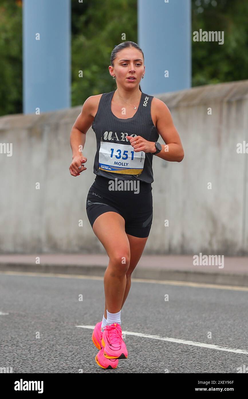 Derby UK 30 juin 2024 : Molly Uren, vainqueur féminin du demi-marathon de Derby (Ramathon) 2024 1351, mène la course féminine sur le pont ferroviaire sur London Road Derby. Molly remporte la course en 1 h 23 min 30 secondes crédit : Clive Stapleton/Alamy Live News Banque D'Images