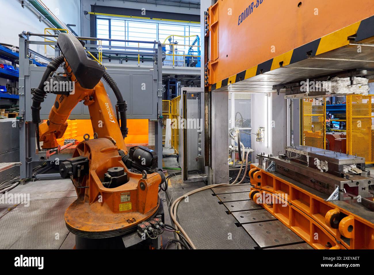 Robot qui introduit les matériaux dans le four et les amène plus tard à la presse, cellule d'estampage à chaud, unité industrielle, industrie automobile, technologie Centr Banque D'Images