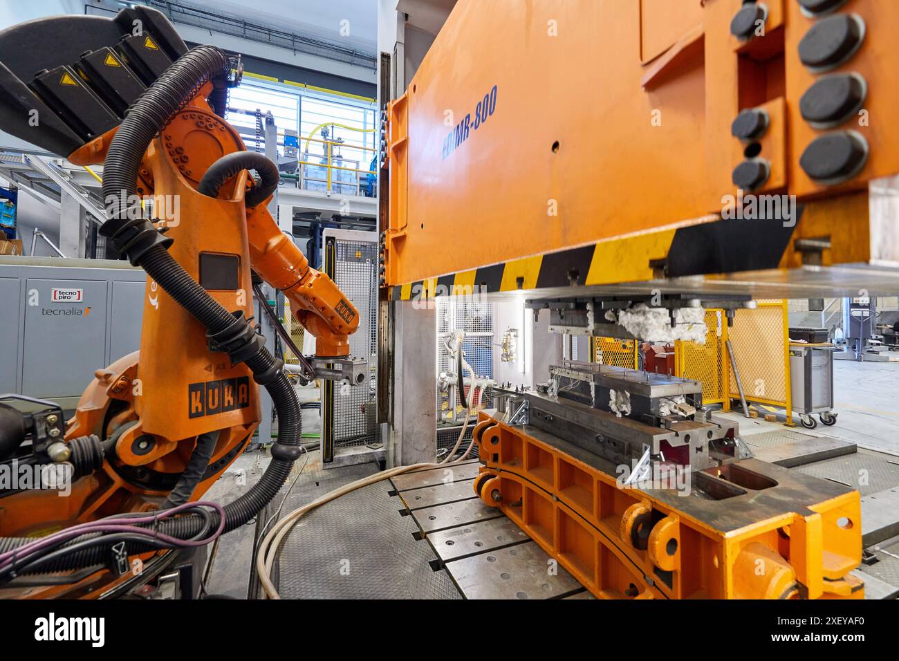 Robot qui introduit les matériaux dans le four et les amène plus tard à la presse, cellule d'estampage à chaud, unité industrielle, industrie automobile, technologie Centr Banque D'Images