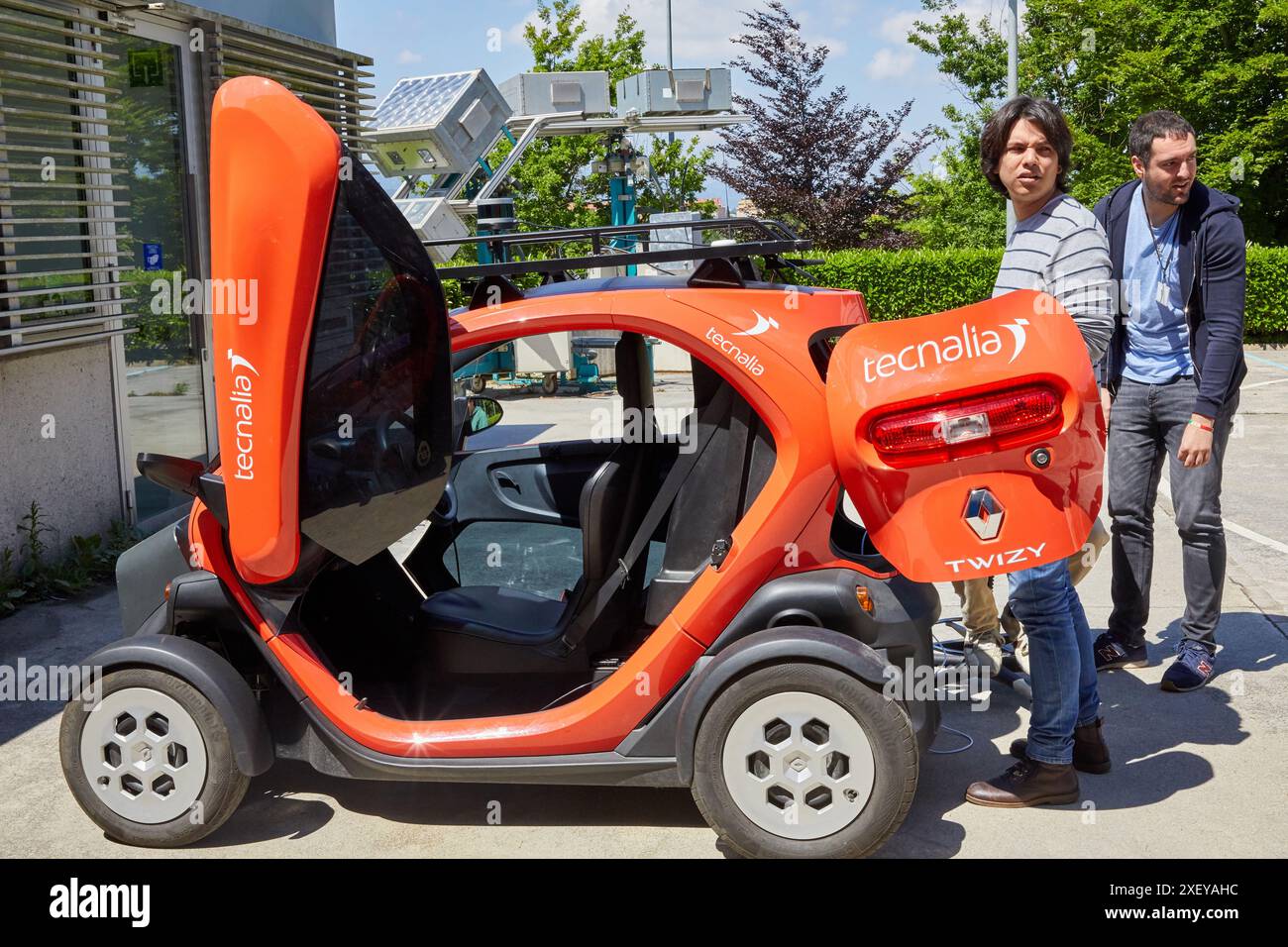 Twizzy, véhicule électrique, les chercheurs travaillent dans deux voitures électriques, la première pilotée manuellement et la seconde la suivra complètement autonome Banque D'Images
