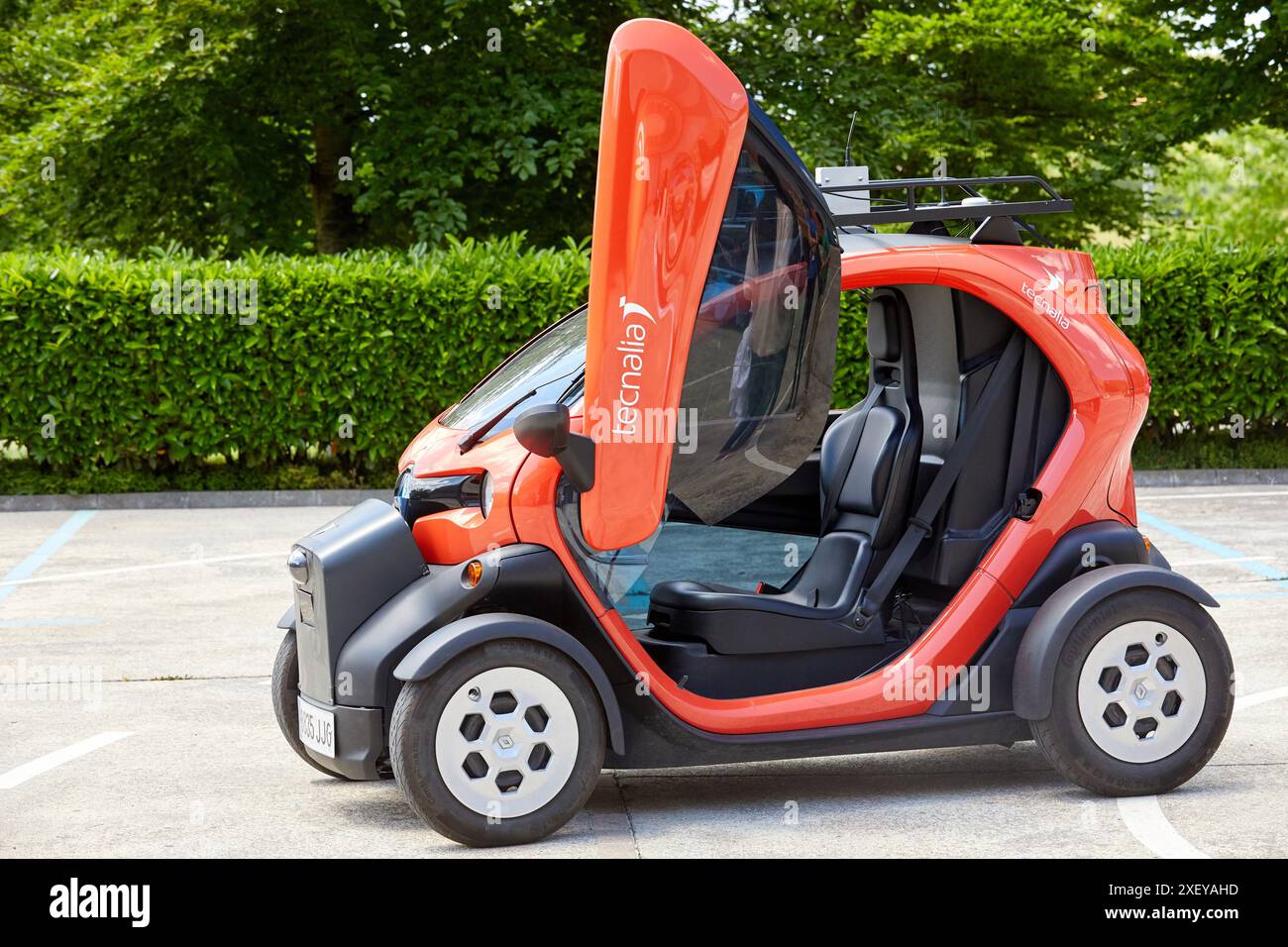 Twizzy, véhicule électrique, les chercheurs travaillent dans deux voitures électriques, la première pilotée manuellement et la seconde la suivra complètement autonome Banque D'Images