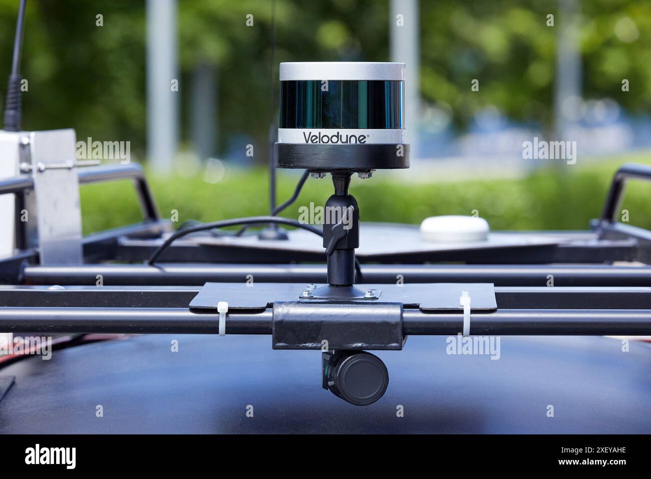 Twizzy, véhicule électrique, les chercheurs travaillent dans deux voitures électriques, la première pilotée manuellement et la seconde la suivra complètement autonome Banque D'Images