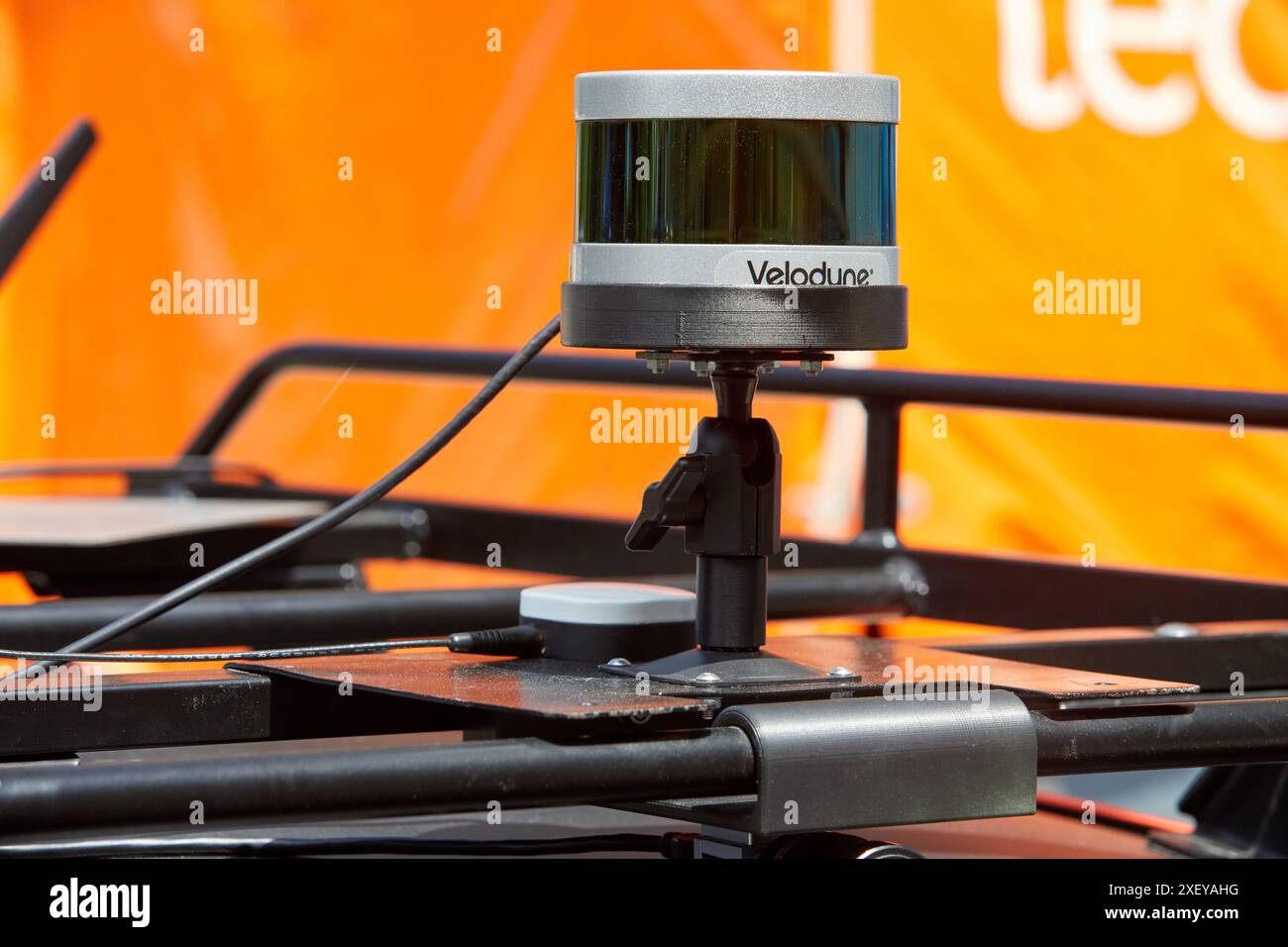 Twizzy, véhicule électrique, les chercheurs travaillent dans deux voitures électriques, la première pilotée manuellement et la seconde la suivra complètement autonome Banque D'Images