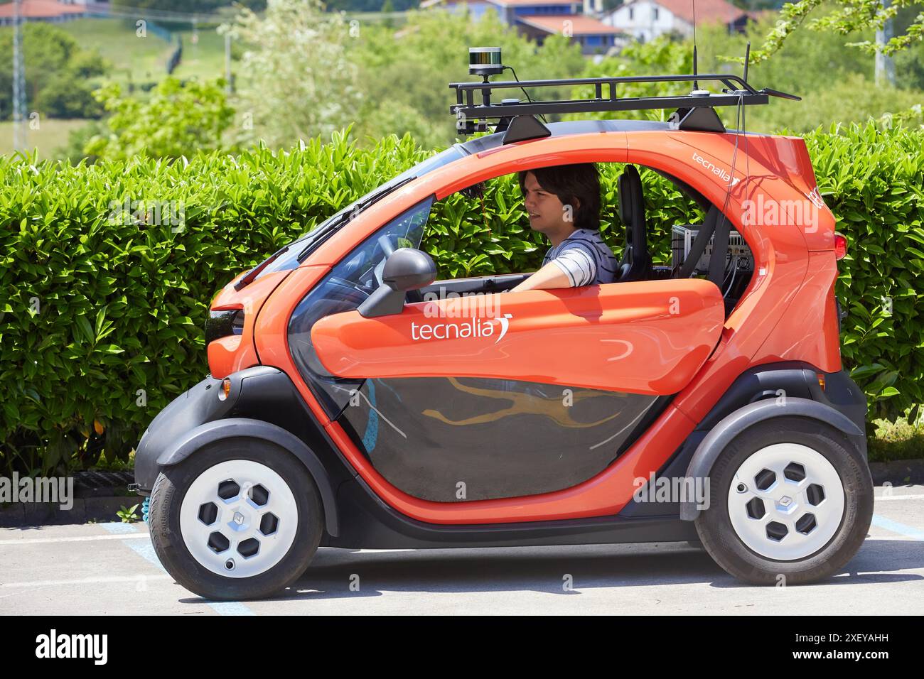 Twizzy, véhicule électrique, les chercheurs travaillent dans deux voitures électriques, la première pilotée manuellement et la seconde la suivra complètement autonome Banque D'Images