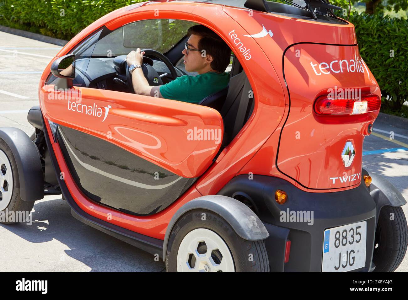 Twizzy, véhicule électrique, les chercheurs travaillent dans deux voitures électriques, la première pilotée manuellement et la seconde la suivra complètement autonome Banque D'Images