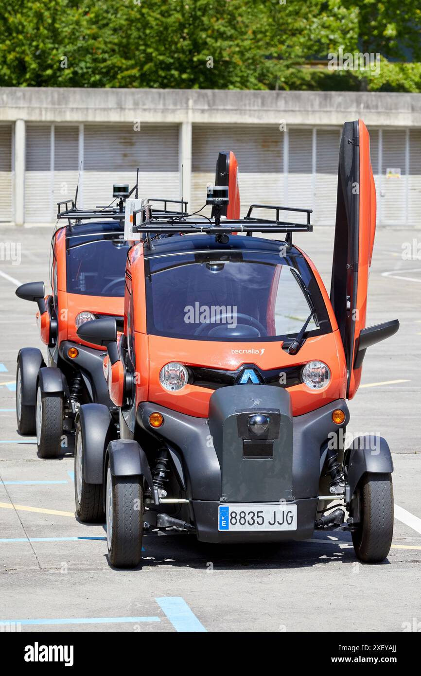 Twizzy, véhicule électrique, les chercheurs travaillent dans deux voitures électriques, la première pilotée manuellement et la seconde la suivra complètement autonome Banque D'Images