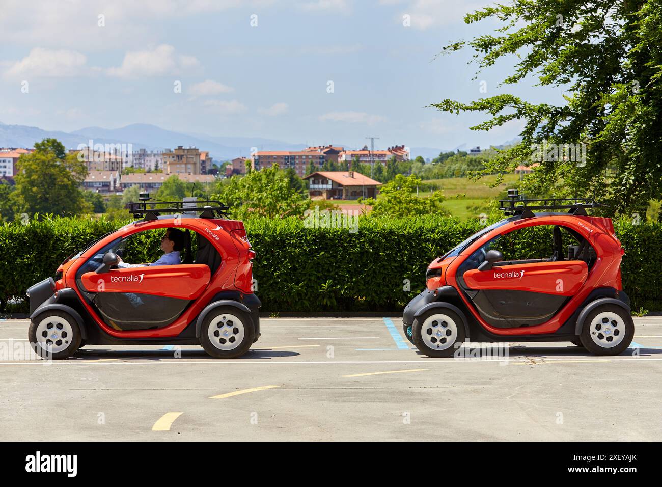 Twizzy, véhicule électrique, les chercheurs travaillent dans deux voitures électriques, la première pilotée manuellement et la seconde la suivra complètement autonome Banque D'Images