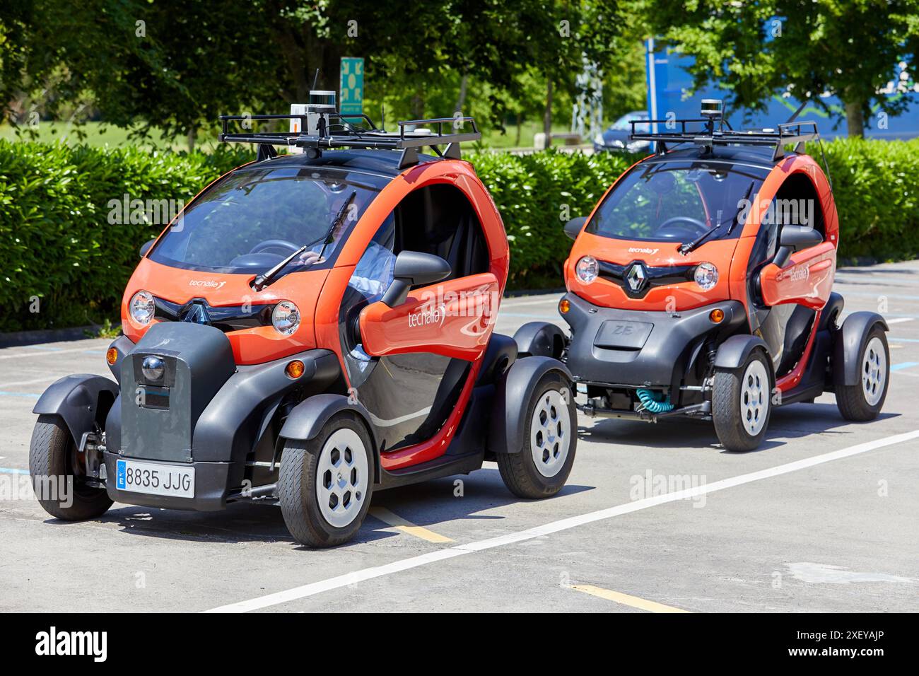 Twizzy, véhicule électrique, les chercheurs travaillent dans deux voitures électriques, la première pilotée manuellement et la seconde la suivra complètement autonome Banque D'Images