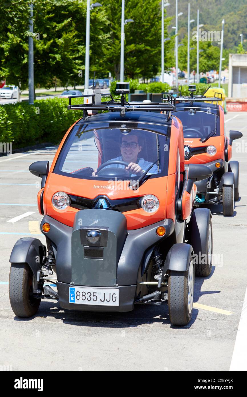 Twizzy, véhicule électrique, les chercheurs travaillent dans deux voitures électriques, la première pilotée manuellement et la seconde la suivra complètement autonome Banque D'Images