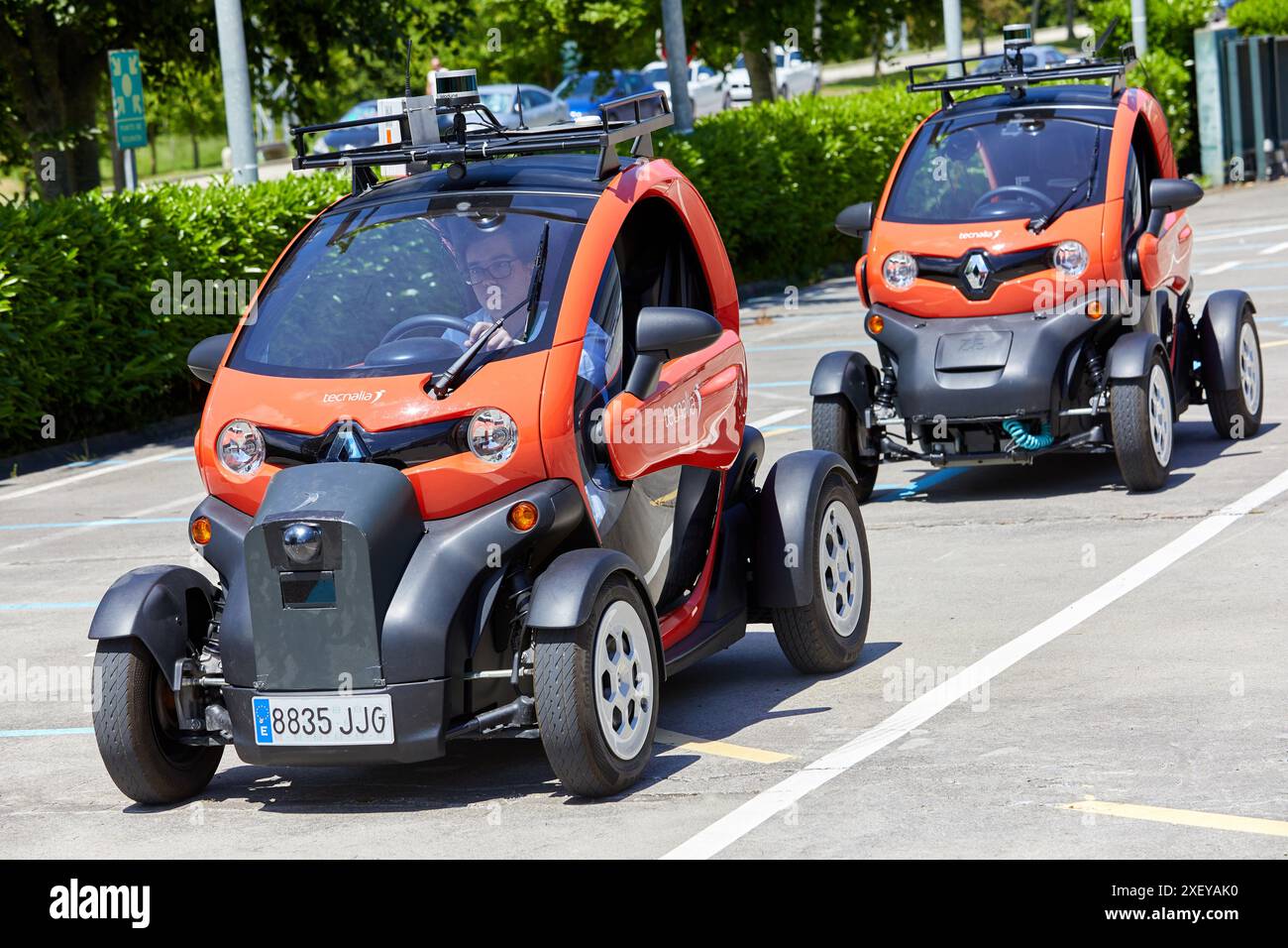 Twizzy, véhicule électrique, les chercheurs travaillent dans deux voitures électriques, la première pilotée manuellement et la seconde la suivra complètement autonome Banque D'Images
