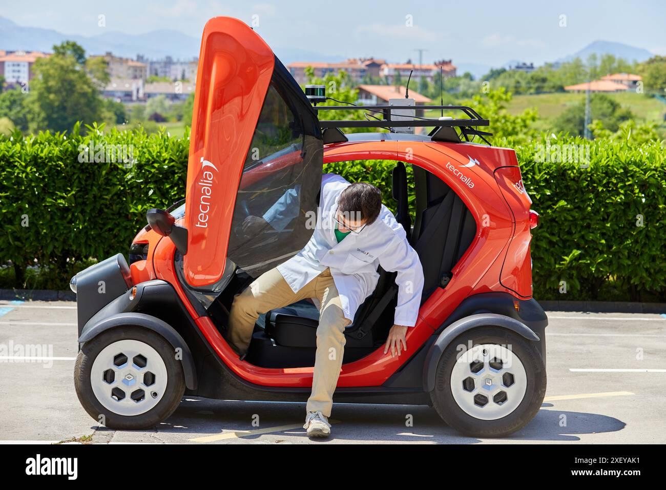 Twizzy, véhicule électrique, les chercheurs travaillent dans deux voitures électriques, la première pilotée manuellement et la seconde la suivra complètement autonome Banque D'Images
