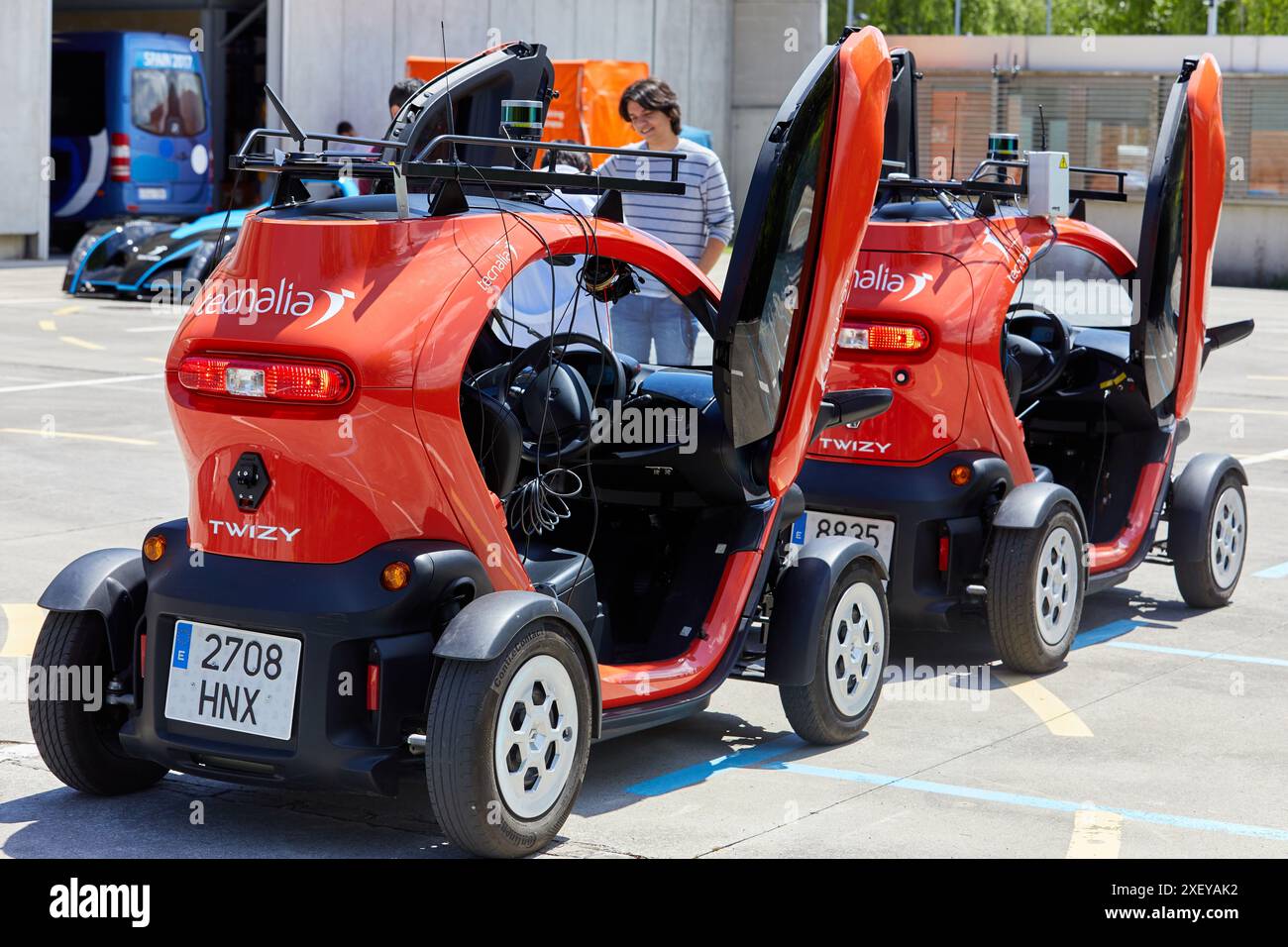 Twizzy, véhicule électrique, les chercheurs travaillent dans deux voitures électriques, la première pilotée manuellement et la seconde la suivra complètement autonome Banque D'Images
