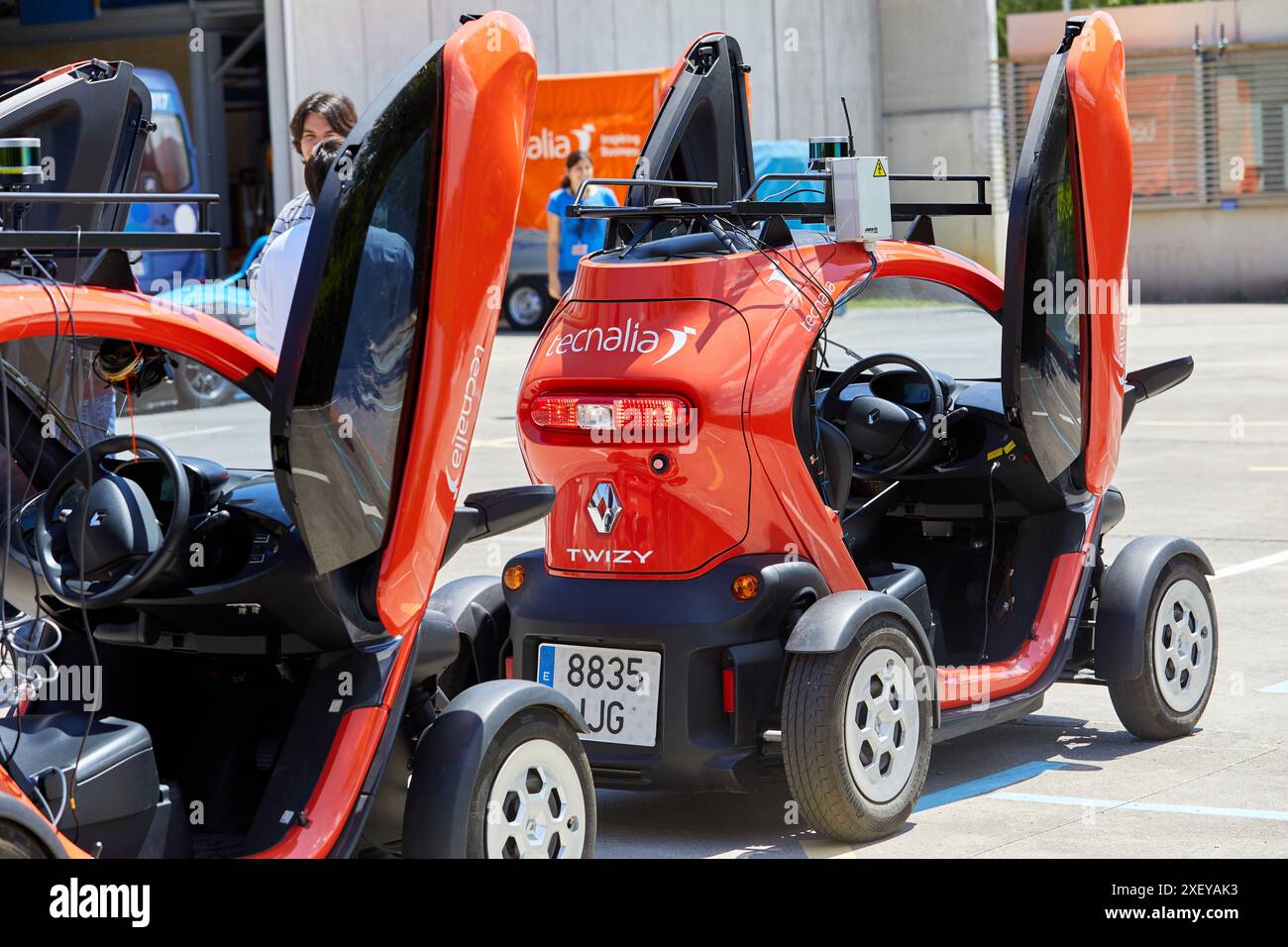 Twizzy, véhicule électrique, les chercheurs travaillent dans deux voitures électriques, la première pilotée manuellement et la seconde la suivra complètement autonome Banque D'Images