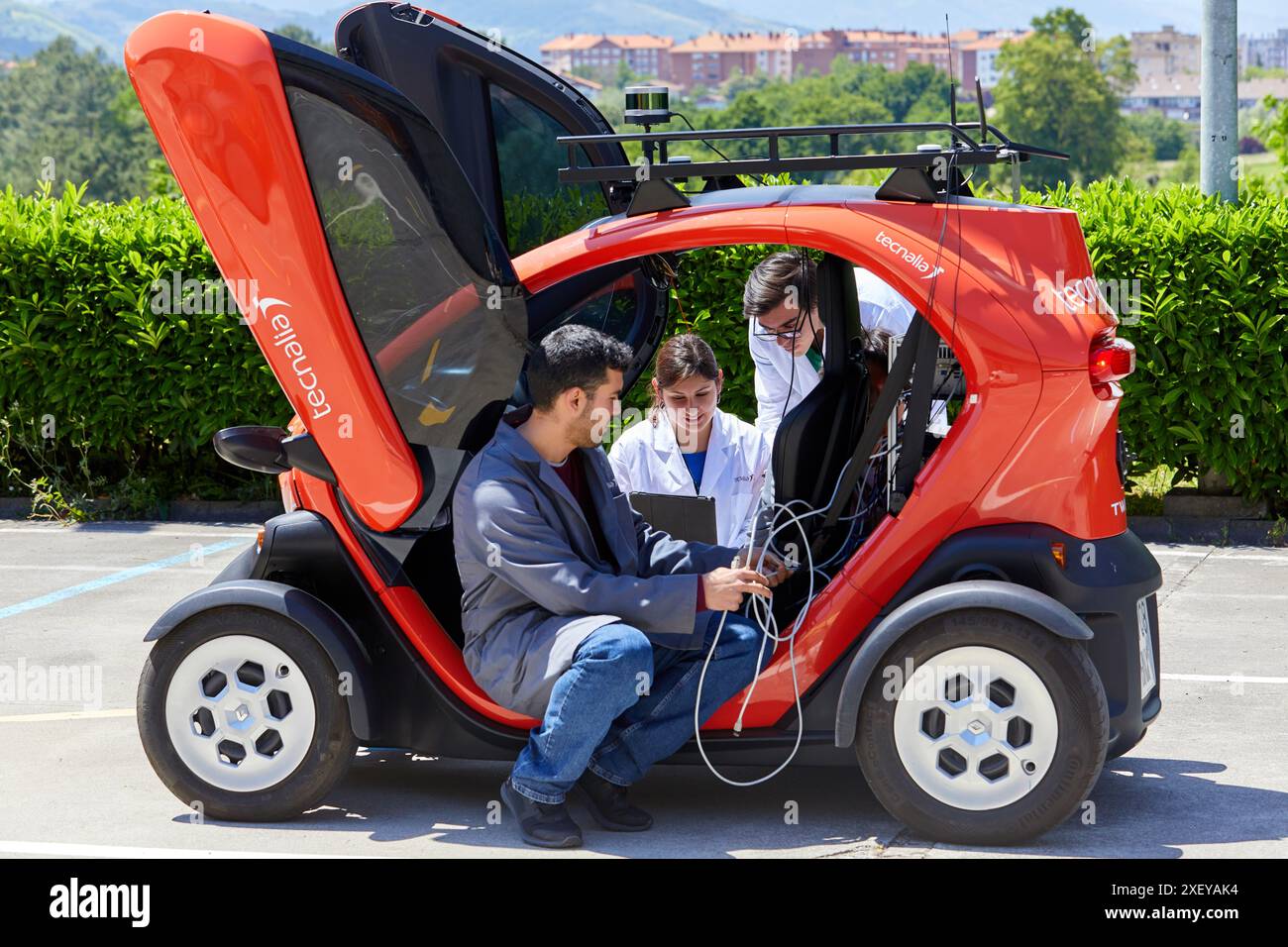 Twizzy, véhicule électrique, les chercheurs travaillent dans deux voitures électriques, la première pilotée manuellement et la seconde la suivra complètement autonome Banque D'Images