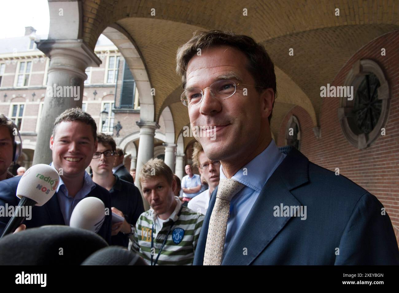 M. Mark Rutte informe la presse M. Mark Rutte, ancien premier ministre néerlandais de longue date, informe la presse au Binnenhof Parliament Center, lors de la formation de son premier cabinet, en juillet 2010 et juste après sa première rencontre avec l'informateur Ruud Lubbers. La Haye, pays-Bas, 2010 Den Haag Binnenhof Zuid-Holland Nederland Copyright : xGuidoxKoppesxPhotox Banque D'Images