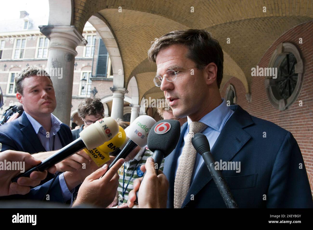 M. Mark Rutte informe la presse M. Mark Rutte, ancien premier ministre néerlandais de longue date, informe la presse au Binnenhof Parliament Center, lors de la formation de son premier cabinet, en juillet 2010 et juste après sa première rencontre avec l'informateur Ruud Lubbers. La Haye, pays-Bas, 2010 Den Haag Binnenhof Zuid-Holland Nederland Copyright : xGuidoxKoppesxPhotox Banque D'Images