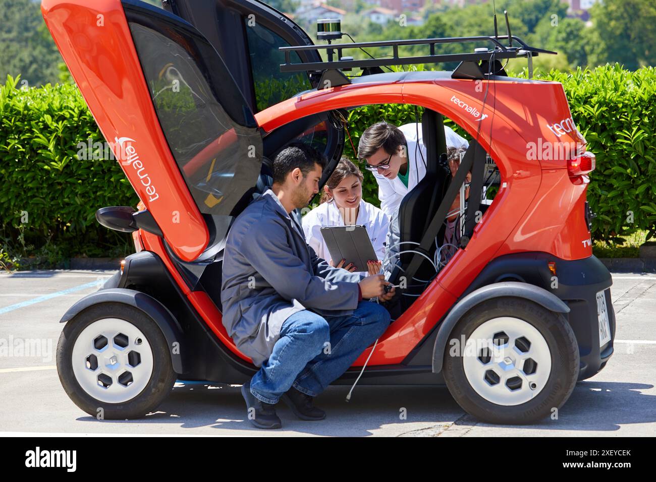 Twizzy, véhicule électrique, les chercheurs travaillent dans deux voitures électriques, la première pilotée manuellement et la seconde la suivra complètement autonome Banque D'Images