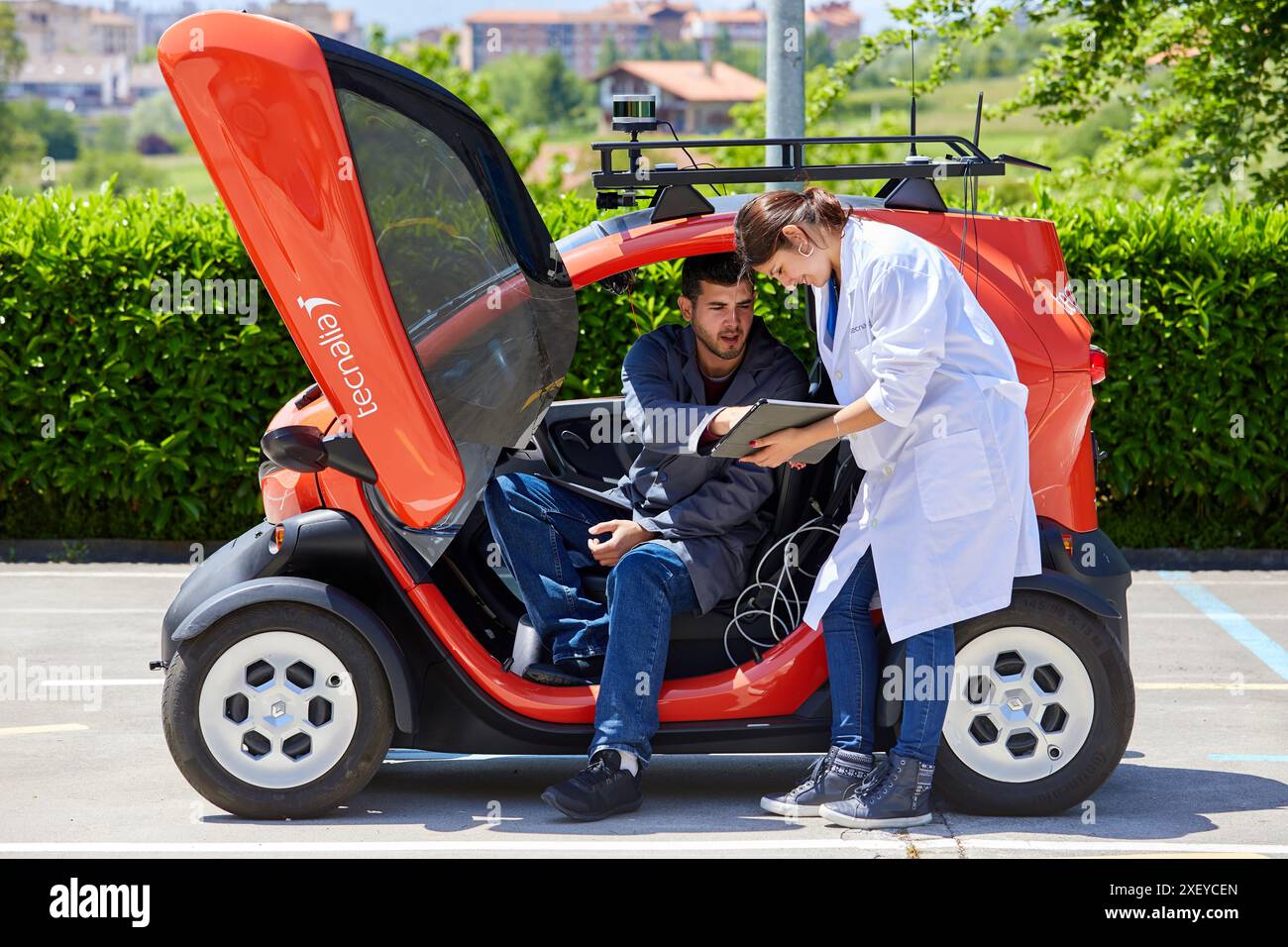 Twizzy, véhicule électrique, les chercheurs travaillent dans deux voitures électriques, la première pilotée manuellement et la seconde la suivra complètement autonome Banque D'Images