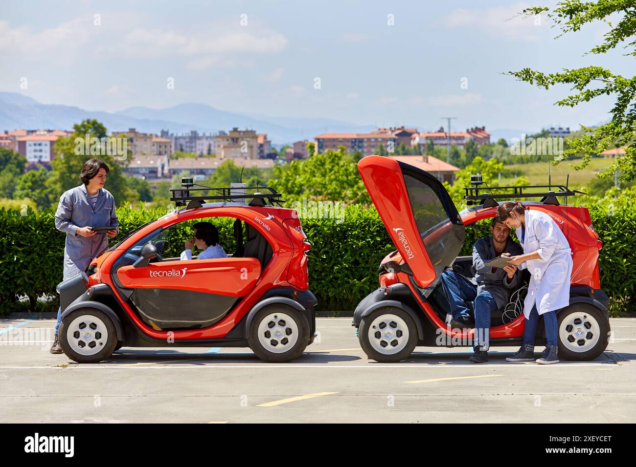 Twizzy, véhicule électrique, les chercheurs travaillent dans deux voitures électriques, la première pilotée manuellement et la seconde la suivra complètement autonome Banque D'Images