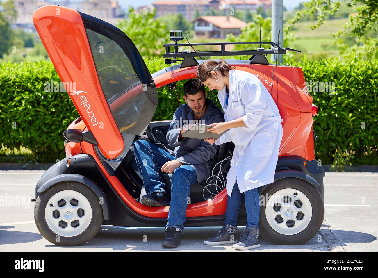 Twizzy, véhicule électrique, les chercheurs travaillent dans deux voitures électriques, la première pilotée manuellement et la seconde la suivra complètement autonome Banque D'Images