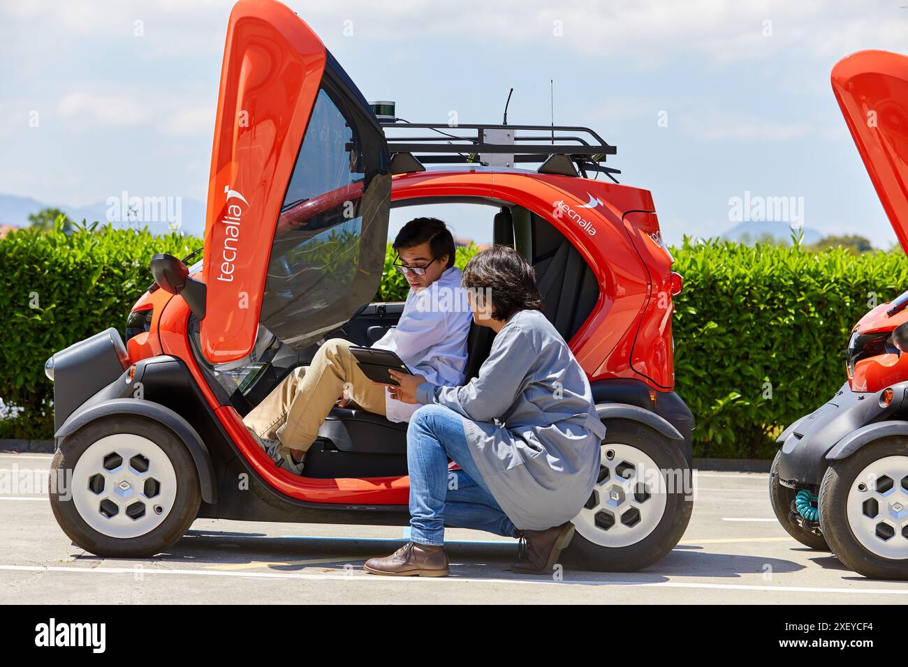 Twizzy, véhicule électrique, les chercheurs travaillent dans deux voitures électriques, la première pilotée manuellement et la seconde la suivra complètement autonome Banque D'Images