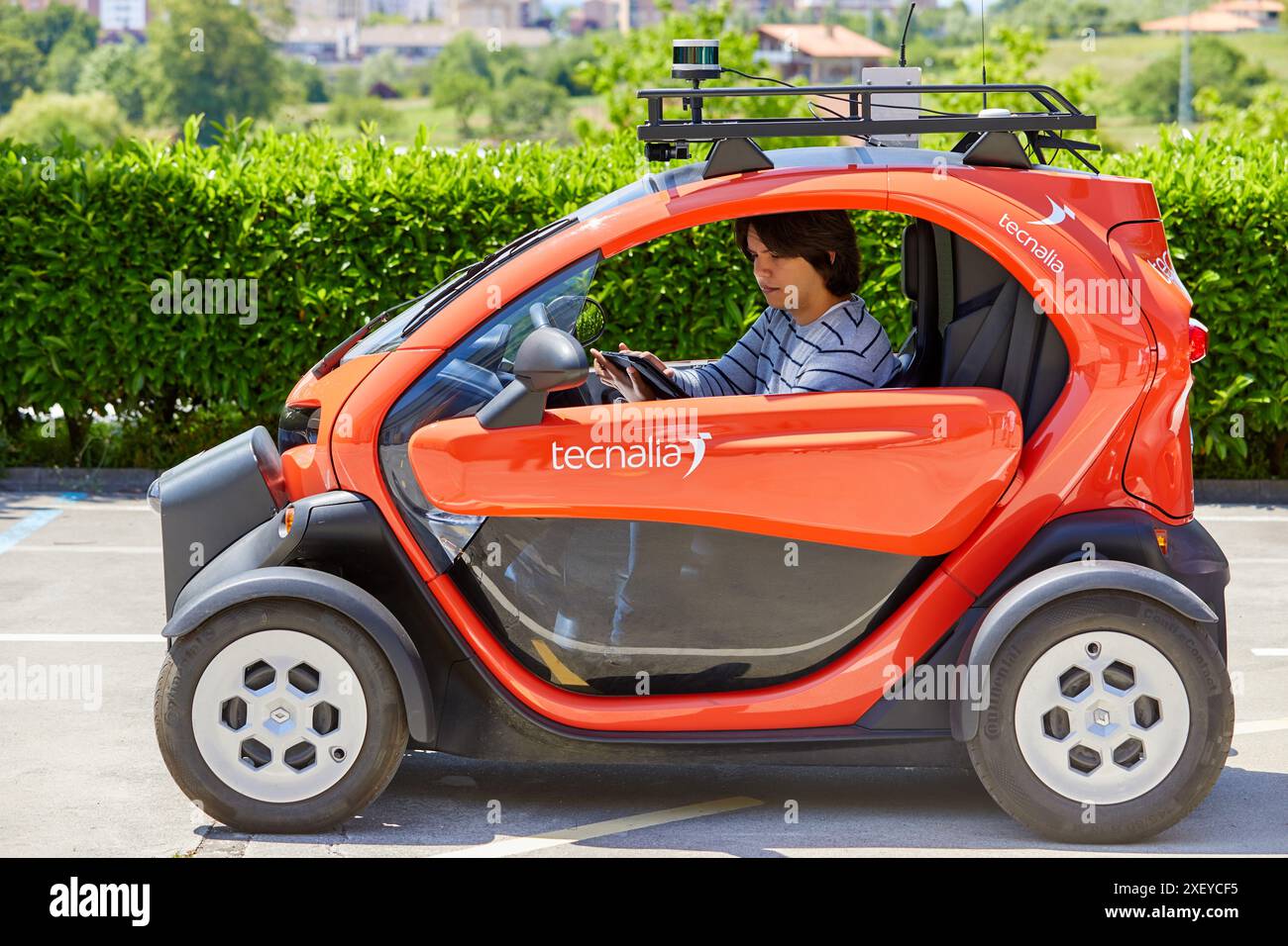 Twizzy, véhicule électrique, les chercheurs travaillent dans deux voitures électriques, la première pilotée manuellement et la seconde la suivra complètement autonome Banque D'Images