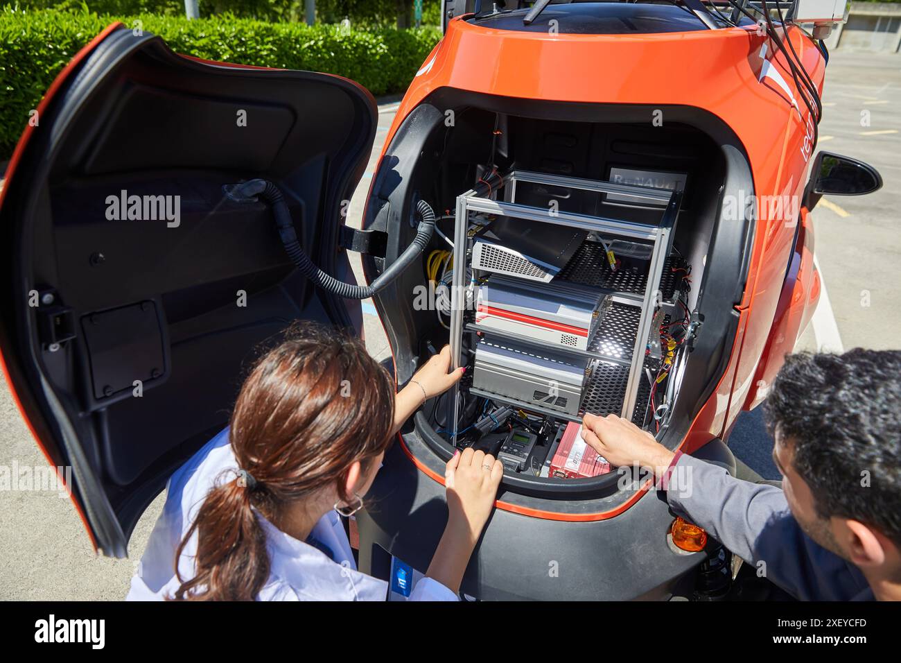 Twizzy, véhicule électrique, les chercheurs travaillent dans deux voitures électriques, la première pilotée manuellement et la seconde la suivra complètement autonome Banque D'Images